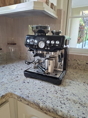 Een Breville espressomachine op een aanrecht.