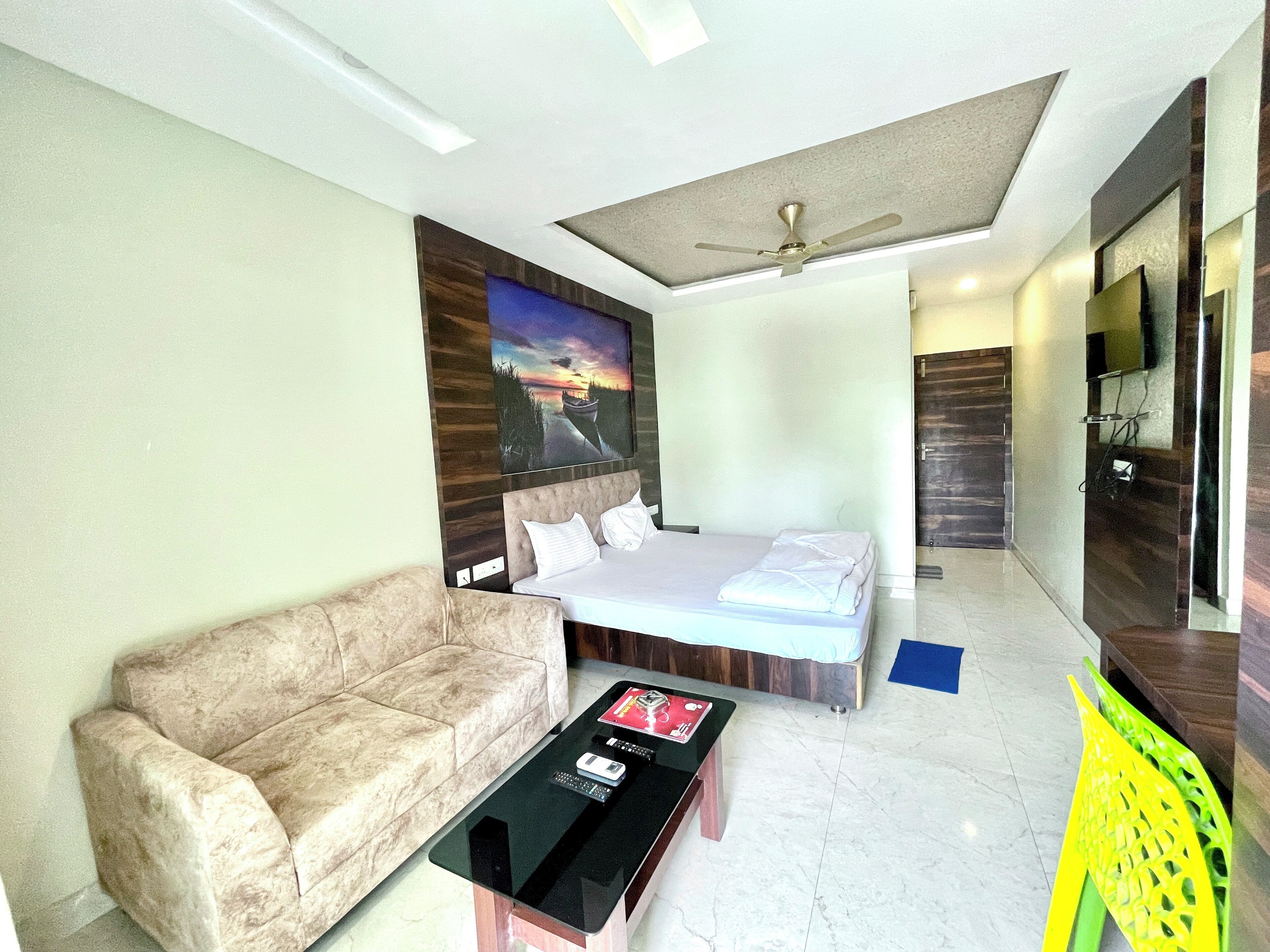 Rom – deluxe | Sengetøy av topp kvalitet, skrivebord og skrivebord for bærbar PC