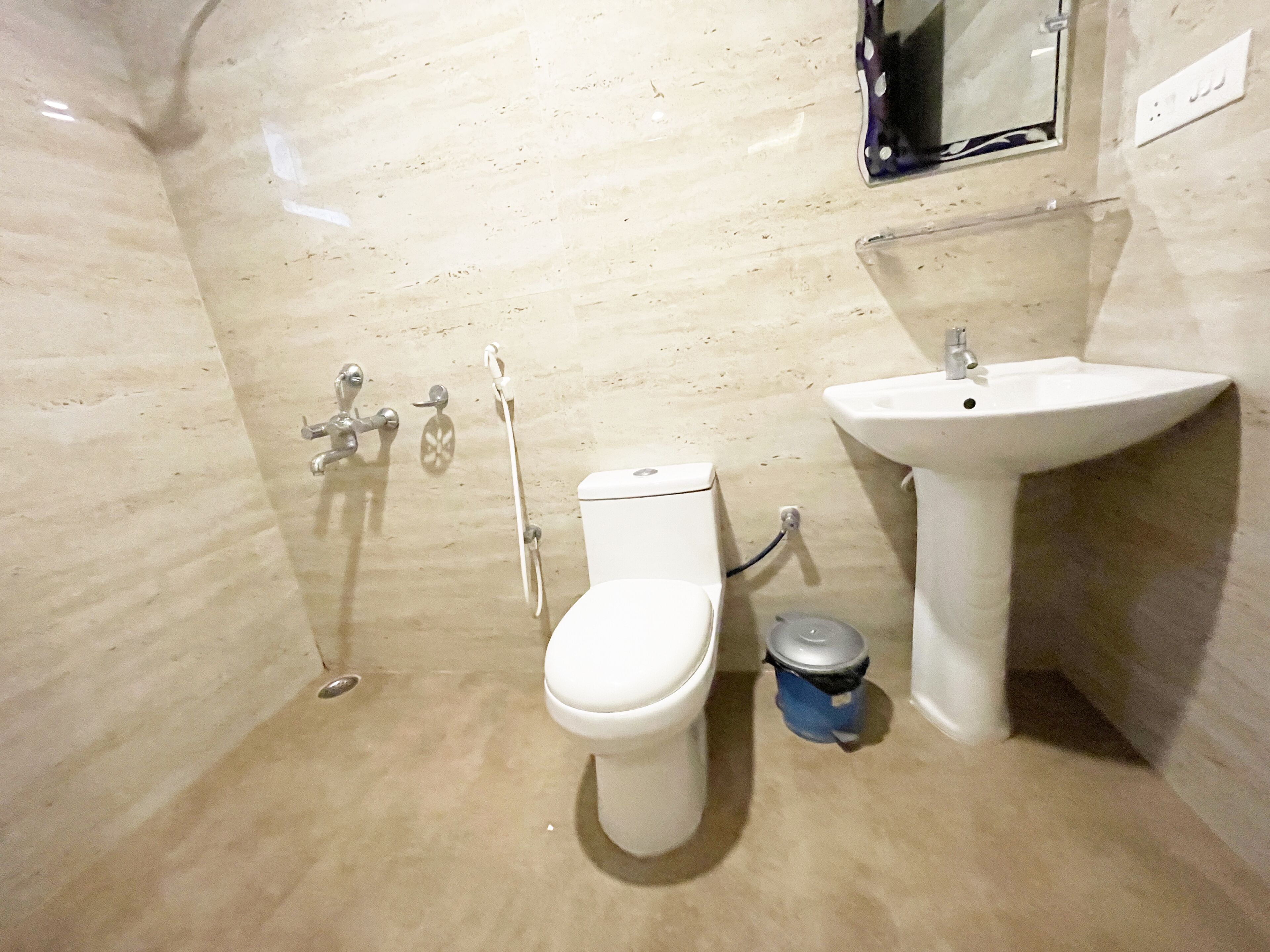 Une salle de bain avec des toilettes, un lavabo et une douche.