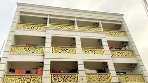 Un edificio a più piani con balconi.