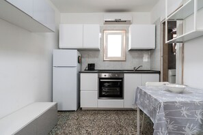 Huoneisto, 1 makuuhuone | Yksityinen keittiö | Jääkaappi, uuni, liesi, keittoastiat/astiat/ruokailuvälineet