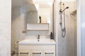 Huoneisto, 1 makuuhuone | Kylpyhuone | Suihku, hiustenkuivaaja, pyyhkeet, saippua