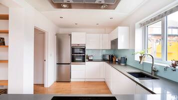 Réfrigérateur, micro-ondes, four, lave-vaisselle