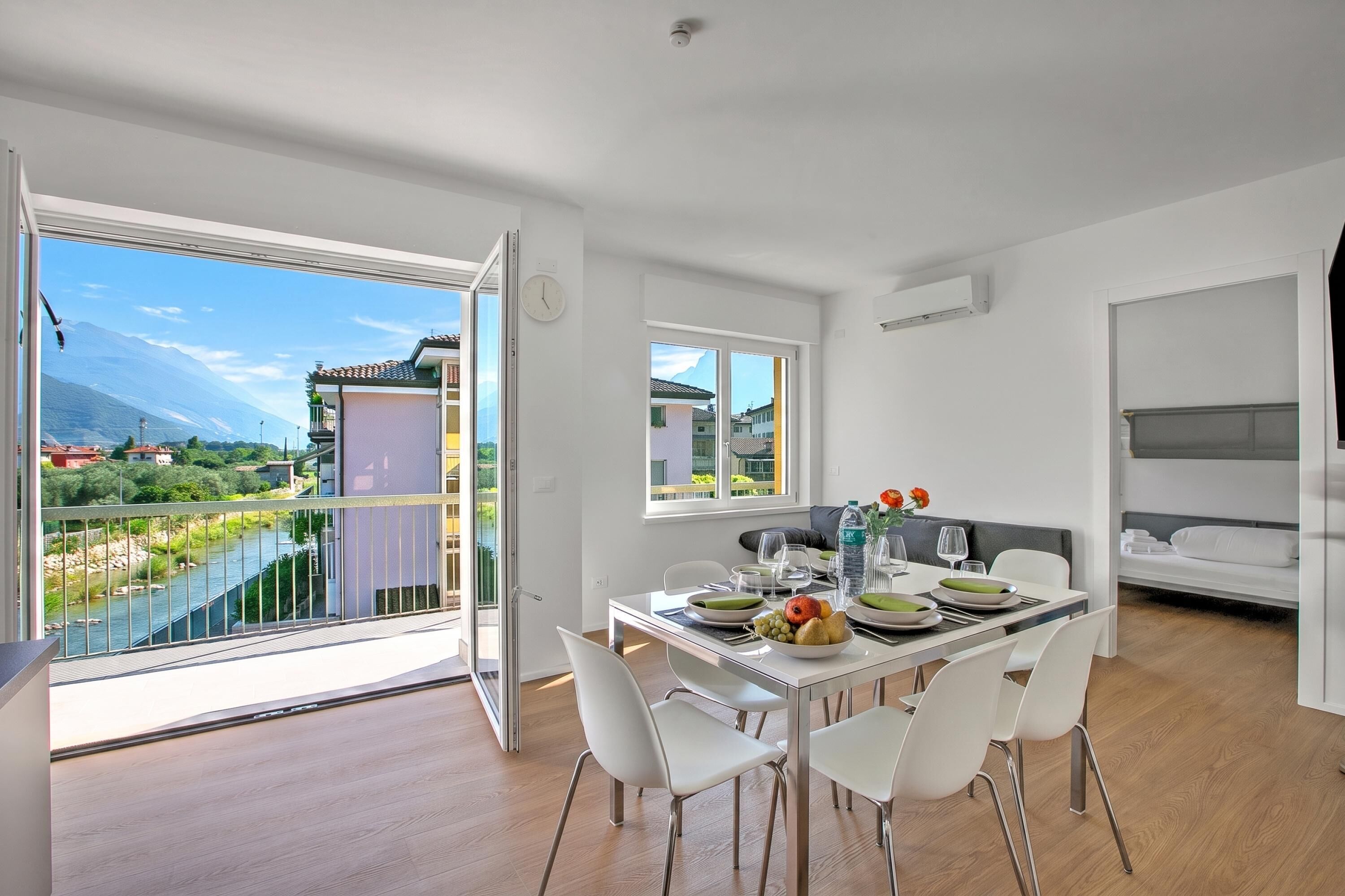 Ein moderner Essbereich mit Balkon und Blick auf eine reizvolle Landschaft.