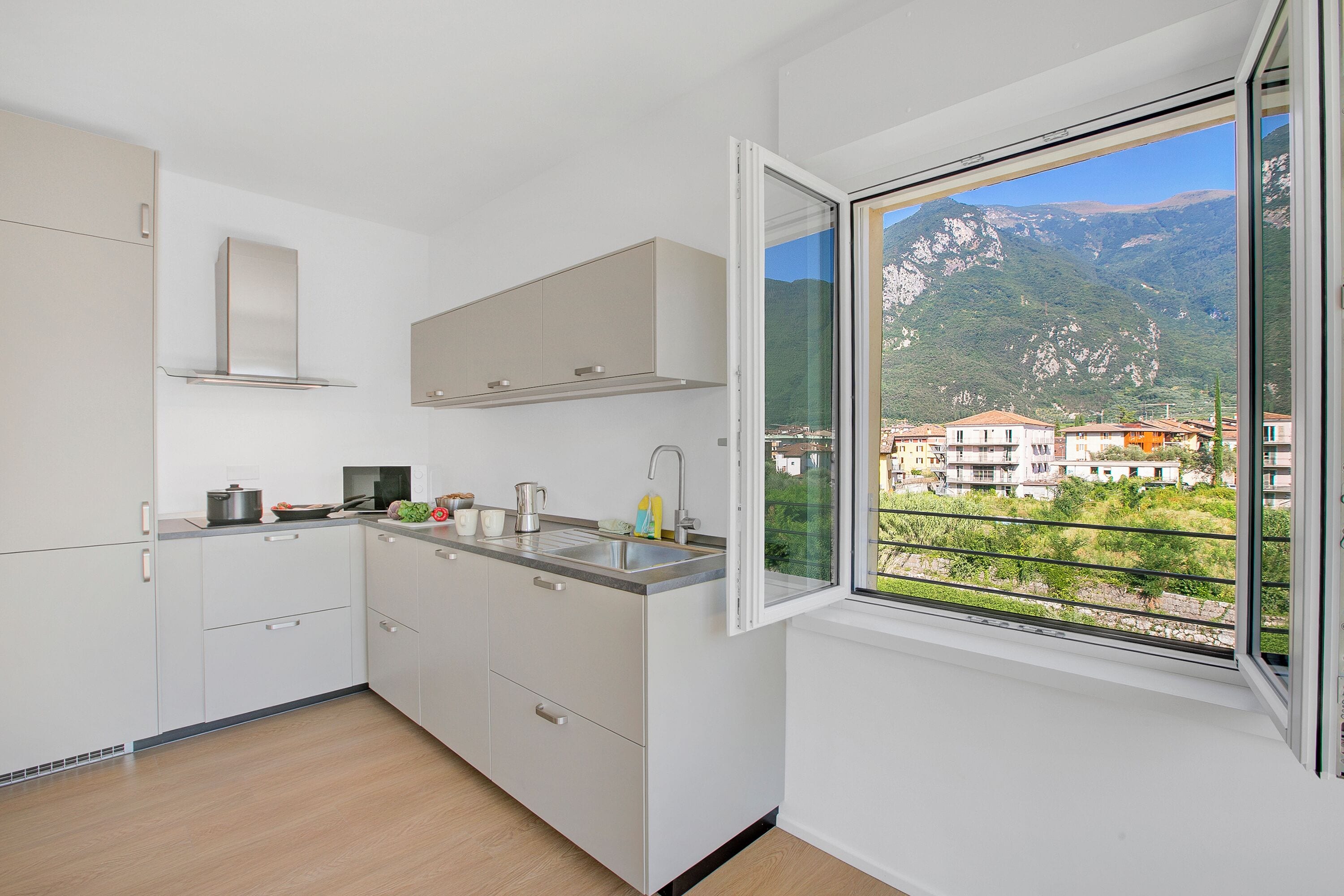 Standaard appartement, meerdere slaapkamers (Magnolia Bike & River Apartment) | Privékeuken | Een koelkast, een magnetron, een kookplaat, een vaatwasser