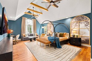 6 bedrooms, desk, iron/ironing board, travel crib - Booking Fast!! Pool, Pickleball, Multisport Simulator, Theater Golf| Sleeps 22 (Candler)