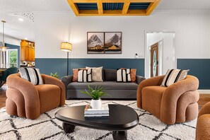 TV connectée, cheminée, jeux vidéo, baby-foot