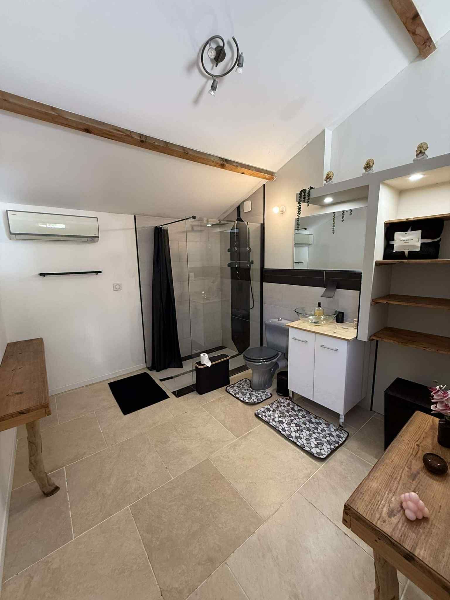 Ducha, toallas, jabón y papel higiénico