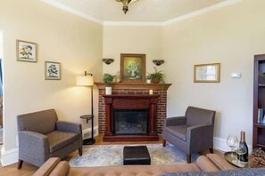 Living area - Family/Pet Friendly Craftsman (Newberg)