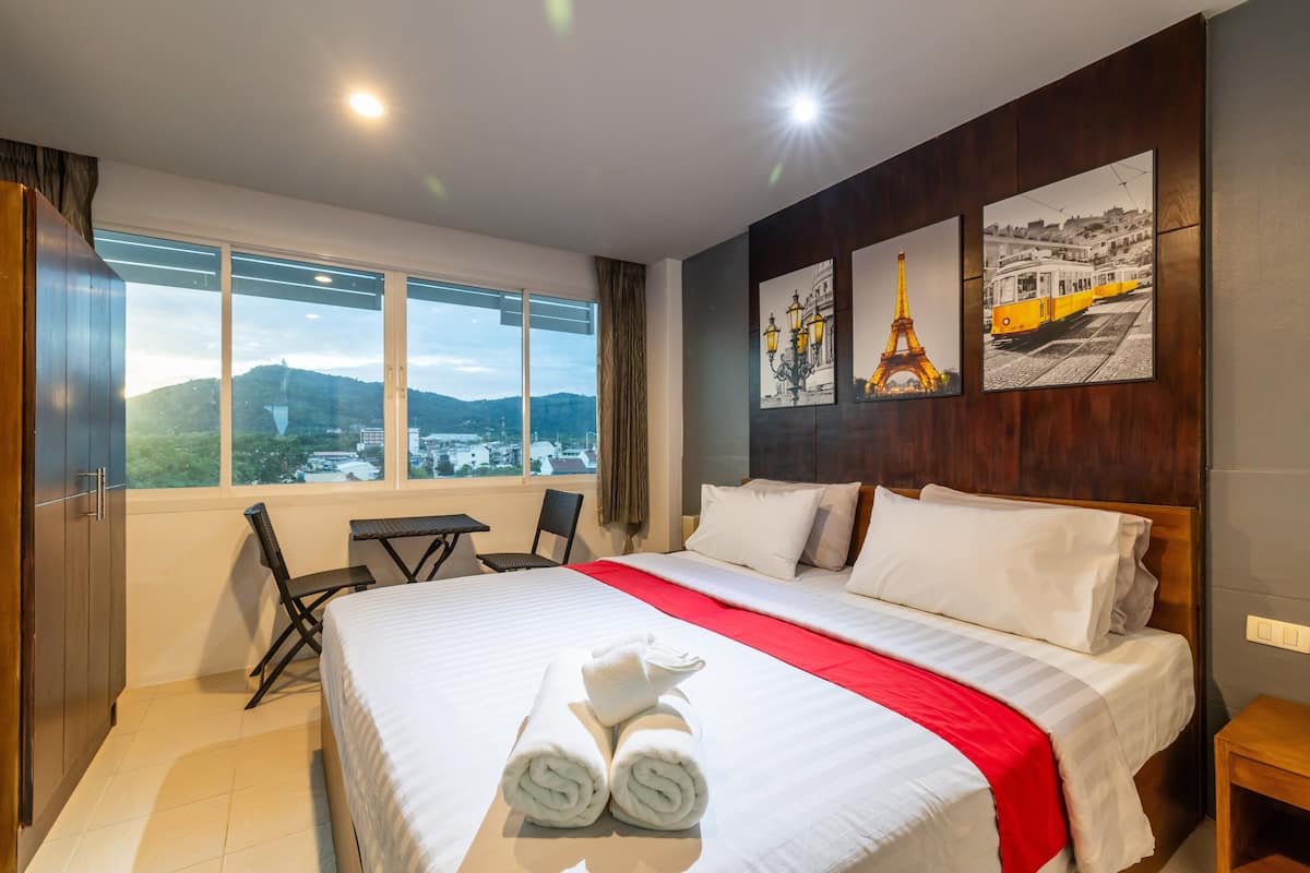 Habitación doble clásica, vista a la ciudad | Ropa de cama de alta calidad y camas Tempur-Pedic