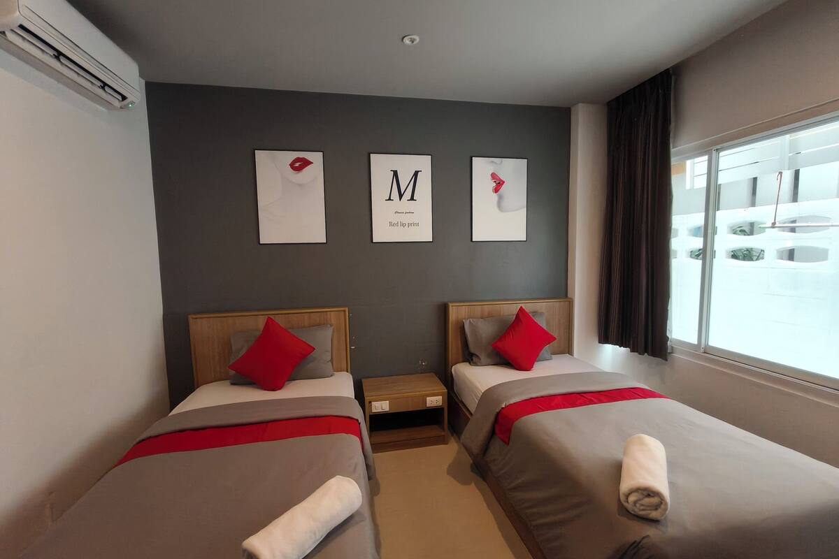 Habitación básica con 2 camas individuales | Ropa de cama de alta calidad y camas con pillow-top