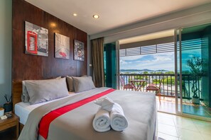 Premium bedding, Tempur-Pedic beds, in-room safe, individually decorated - Phuket Five Fortune Holiday Hotel (Phuket)