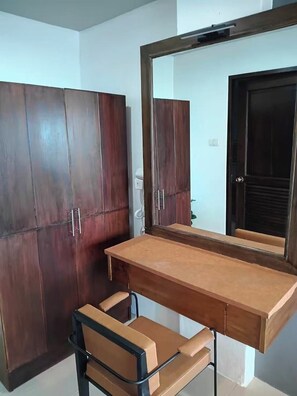 Deluxe Double Room, 1 King Bed, Sea View | Living area