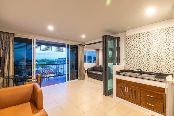Habitación doble Deluxe, 1 cama King size, vista al mar | Cocina privada | Frigobar y tetera eléctrica