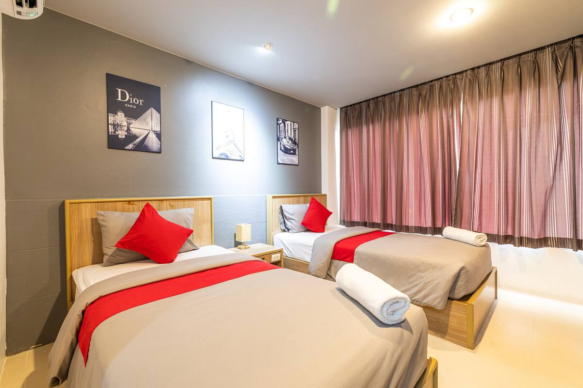 Quarto duplo standard | Roupas de cama premium, camas Tempur-Pedic, cofres nos quartos