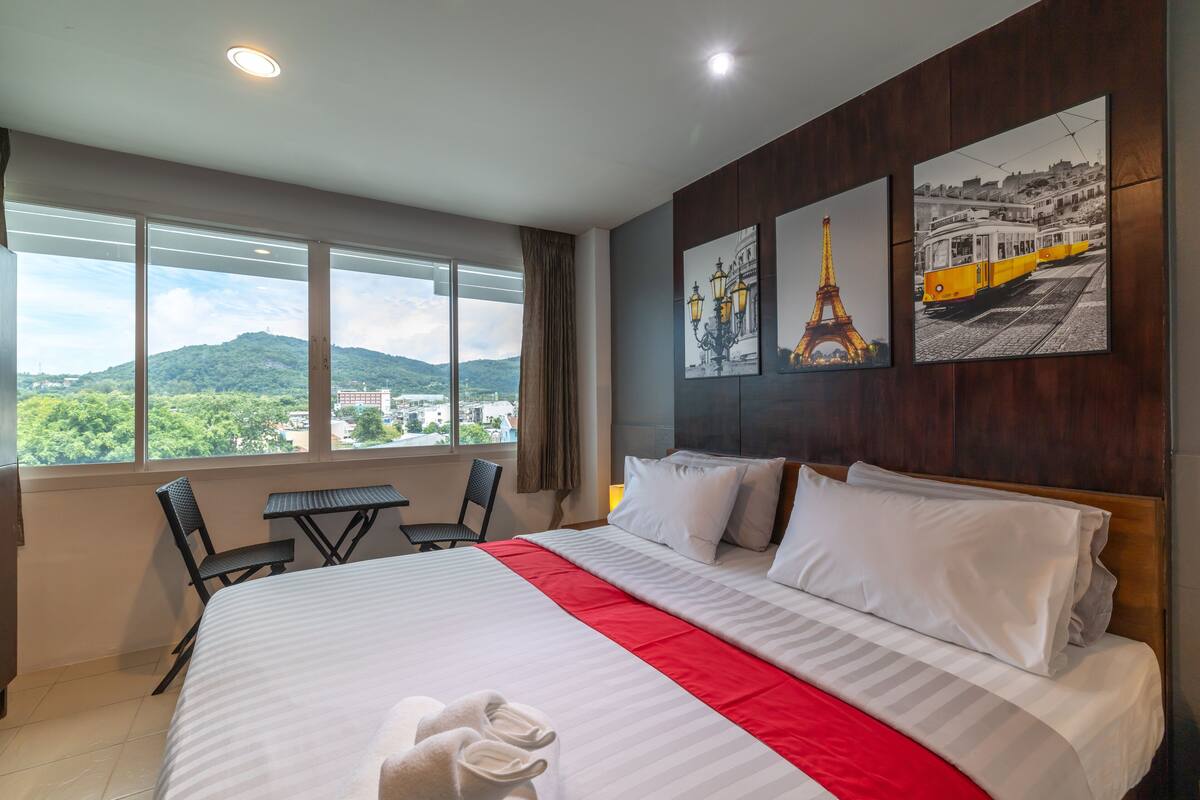 Quarto casal clássico, vista para a cidade | Roupas de cama premium, camas Tempur-Pedic, cofres nos quartos