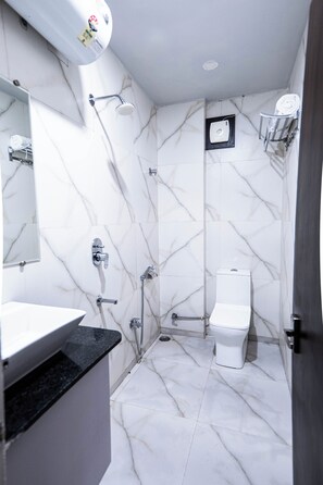 Deluxe Double Room | Bilik Mandi | Pancuran mandi, kelengkapan dandanan diri percuma, tuala disediakan