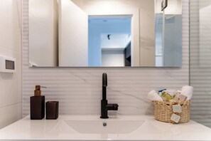 Suihku, hiustenkuivaaja, pyyhkeet