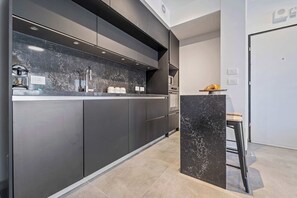 Kühlschrank, Mikrowelle, Ofen, Herdplatte