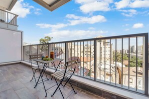 Outdoor dining - 1 Bedroom Savyon View - Isrentals (Jerusalem)