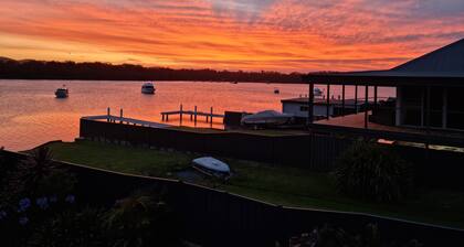 Direct water front 3 meters from Lake.
Your own private balcony overlooking Lake