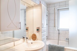 Regadera, amenidades de baño gratuitas, secadora de cabello, toallas 