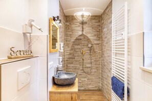 Shower, free toiletries, hair dryer, towels