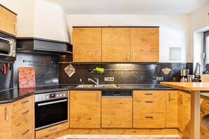 冷蔵庫、電子レンジ、オーブン、コンロ