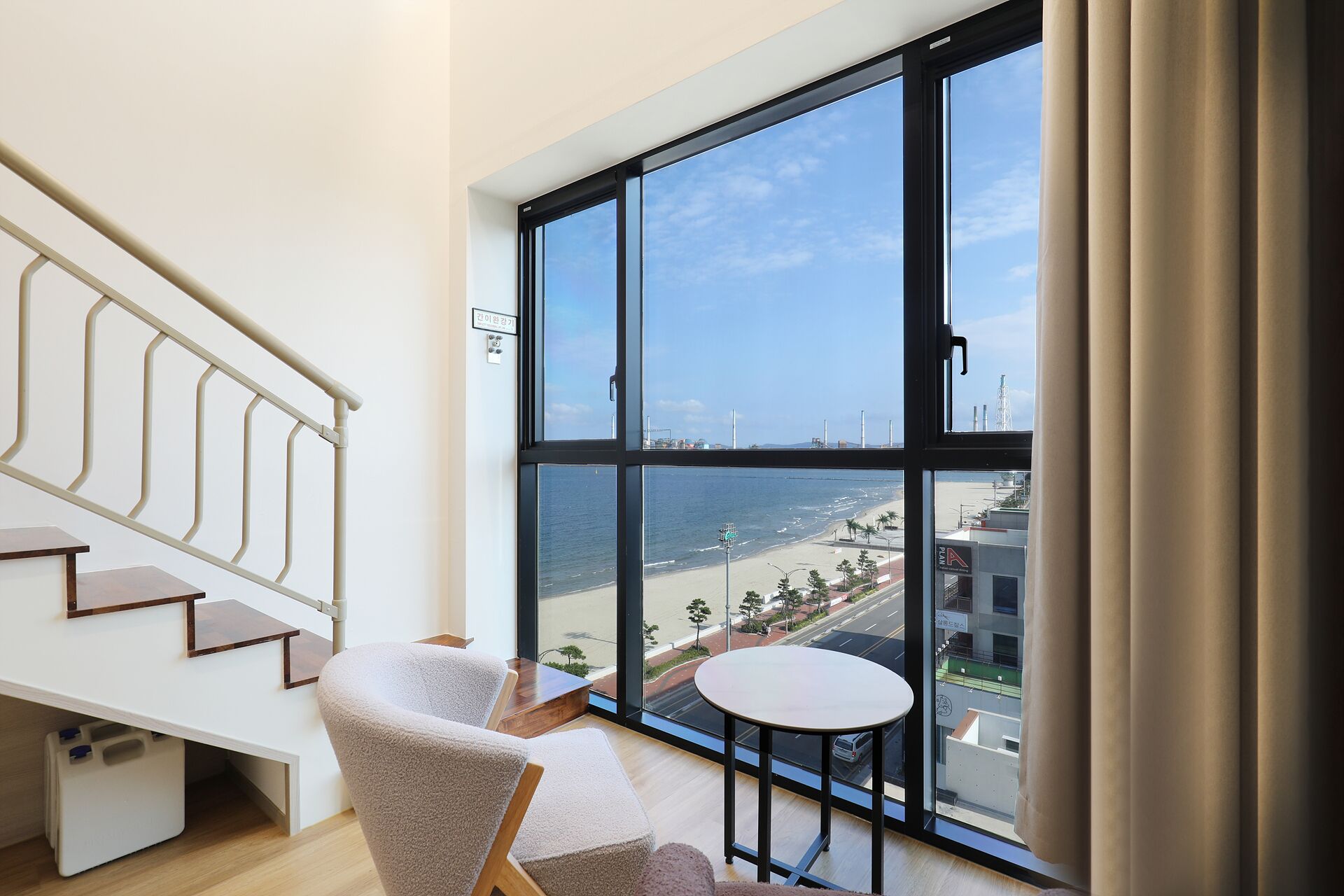 Deluxe Twin | Decoración personalizada, muebles diferentes y wifi gratis 