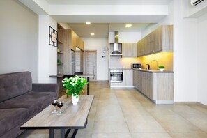 Executive-Apartment, Balkon, Stadtblick | Wohnbereich