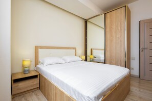 Apartamento clásico, balcón, vistas a la ciudad | Ropa de cama de alta calidad y cortinas opacas