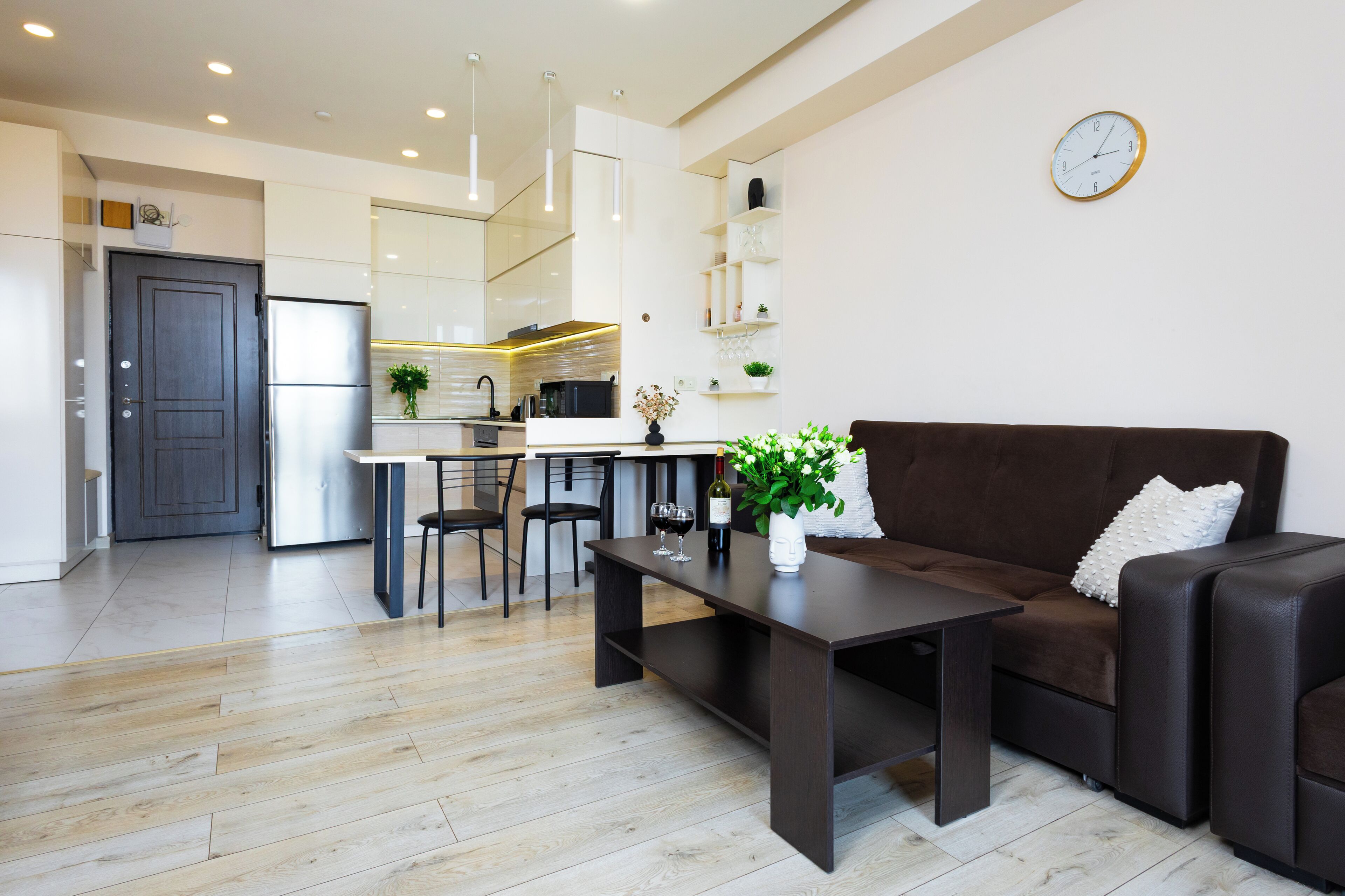 Classic-Apartment, Balkon, Stadtblick | Wohnbereich | 50-Zoll-Flachbildfernseher mit Kabelempfang