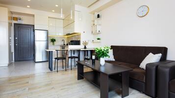 Classic-Apartment, Balkon, Stadtblick | Wohnbereich | 50-Zoll-Flachbildfernseher mit Kabelempfang