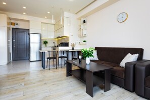 Apartemen Klasik, balkon, pemandangan kota | Area keluarga | Televisi layar datar 50-inci dengan saluran TV kabel