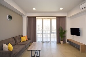 Basic-Apartment, Balkon, Stadtblick | Wohnbereich