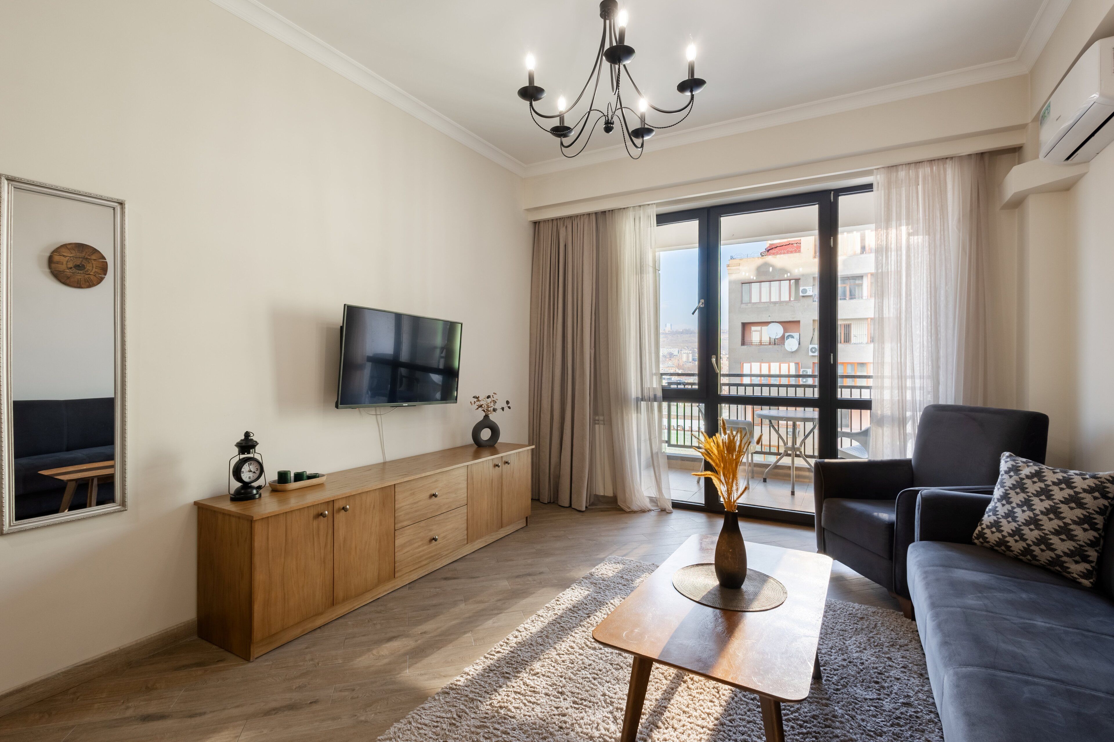 Apartamento tradicional, balcón, vistas a la ciudad | Zona de estar | Televisión de pantalla plana de 50 pulgadas con canales por cable