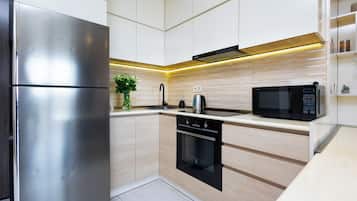 Classic Apartment, Balcony, City View | Private kitchen | Full-sized fridge, stovetop, coffee/tea maker, electric kettle