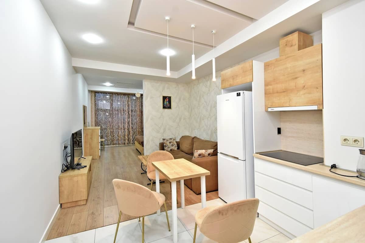 舒适开间套房, 阳台 | 私人厨房 | 大冰箱、炉灶、茶具/咖啡用具、电热水壶
