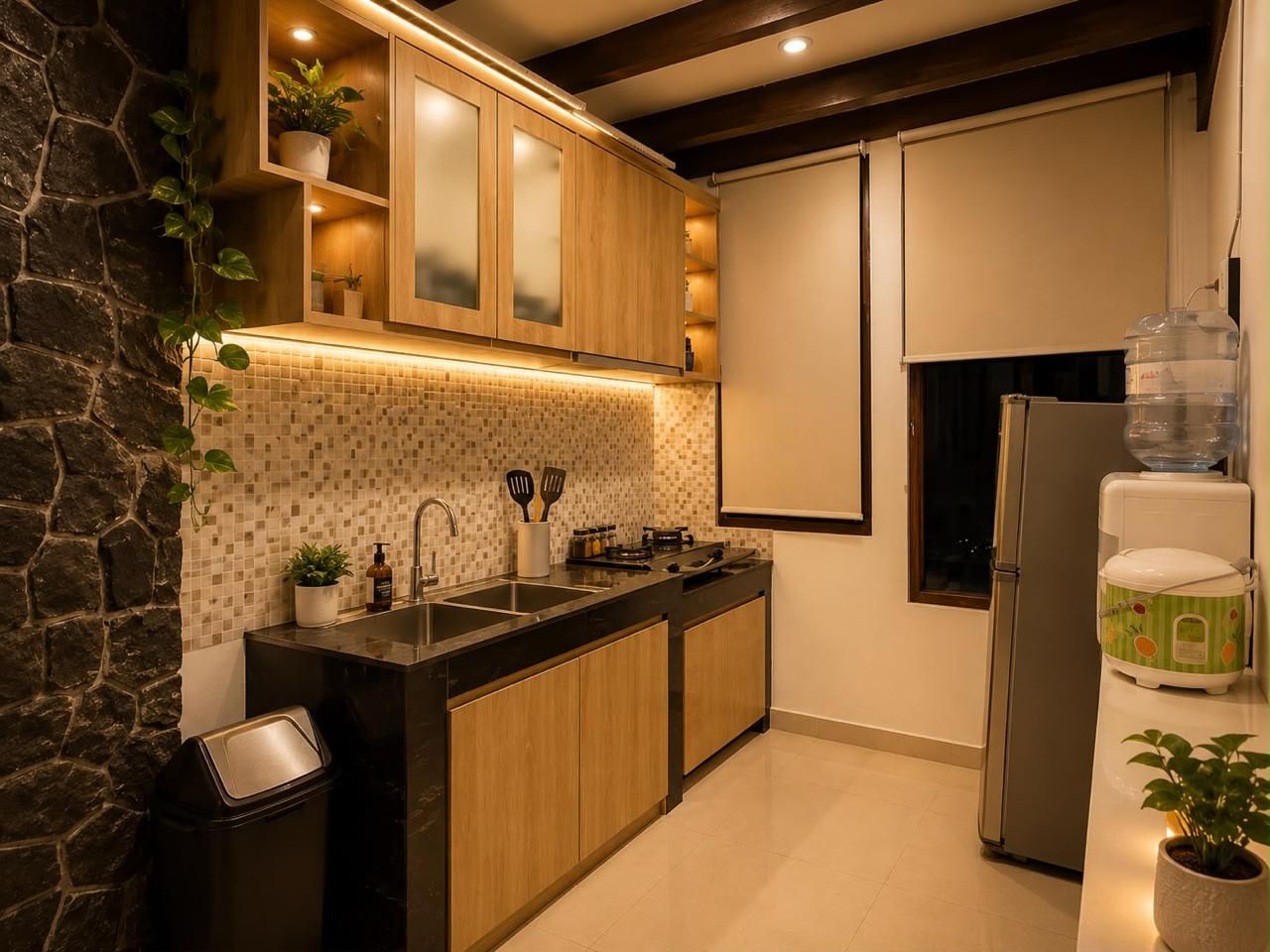 Une cuisine moderne avec un mur d’accent en pierre, des armoires en bois et un comptoir noir.