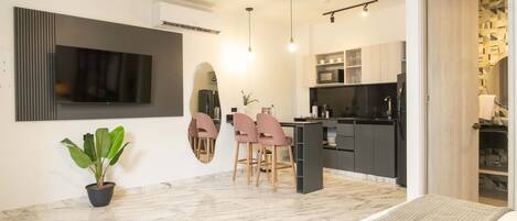 3 عدّة غرف نوم ومكواة/لوح كي وواي فاي وملاءات أسرّة