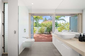 Douche, sèche-cheveux, serviettes fournies