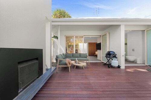 The Bungalow- Peaceful Hideaway Steps from the Sea