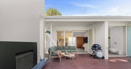 The Bungalow- Peaceful Hideaway Steps from the Sea