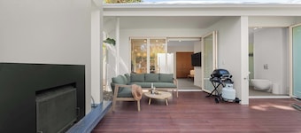 The Bungalow- Peaceful Hideaway Steps from the Sea