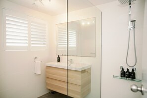 Ducha, secador de pelo, toallas y champú
