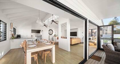 Moffat Beach Abode - Dog-friendly Escape by the Sea