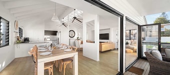 Moffat Beach Abode - Dog-friendly Escape by the Sea
