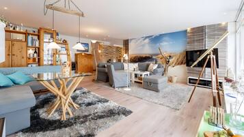 Televisión, chimenea y tenis de mesa