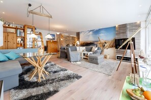 TV, fireplace, ping pong - Apartment 'Delf Inn' with Lake View, Balcony, and Wi-Fi (Bad Zwischenahn)