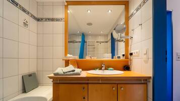 Doccia, asciugacapelli, asciugamani